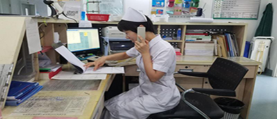 護士在電話隨訪患者